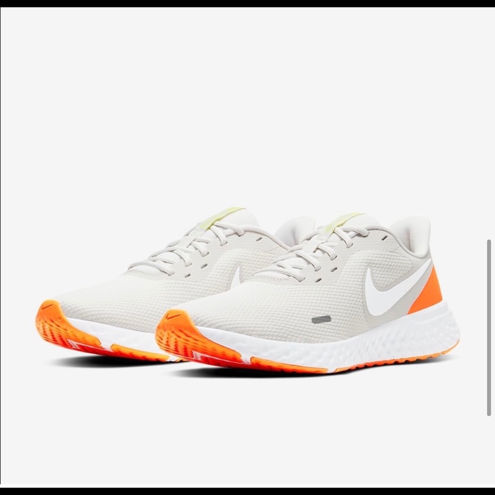 NWT Nike Revolution 5 tennis shoes size 9.5